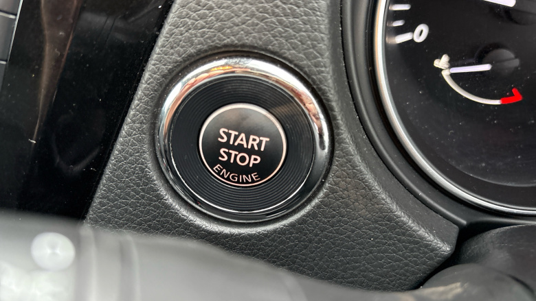 Nissan Qashqai 1.3 DiG-T Tekna 5dr Petrol Hatchback